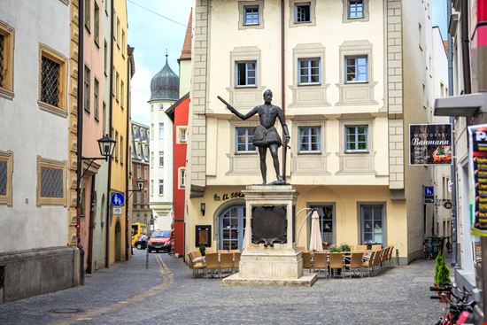 Ratisbona Ratisbona Val Thoermer / Shutterstock.com 