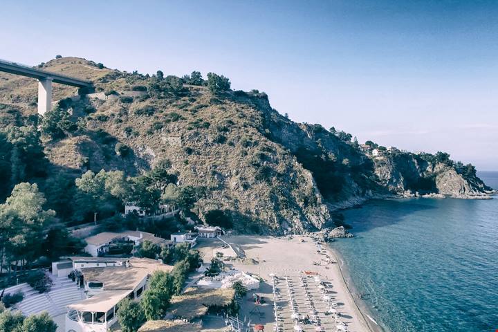Una striscia di sabbia bianca incastonata tra due scogliere: a 10 km da Catanzaro, questa spiaggia è tra le più belle della Calabria
