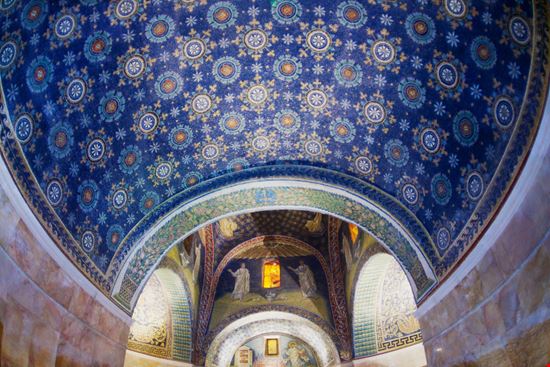 Ravenna Mausoleo di Galla Placidia Dmitry Chulov / Shutterstock.com 