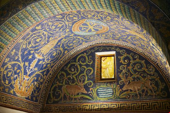 Ravenna Mausoleo di Galla Placidia Dmitry Chulov / Shutterstock.com 