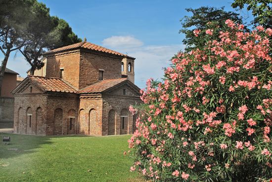 Ravenna Mausoleo di Galla Placidia fritz16 - Shutterstock.com 