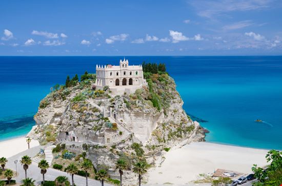 Chiesa di Santa Maria dell'Isola La chiesa vista mare di Tropea Aliaksandr Antanovich - Shutterstock.com 