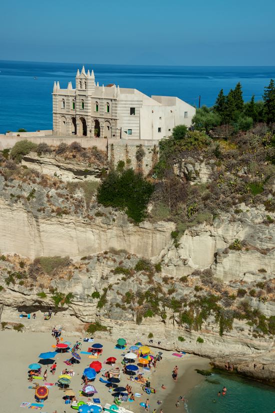 Chiesa di Santa Maria dell'Isola La chiesa vista mare di Tropea Karl Allen Lugmayer / Shutterstock.com 