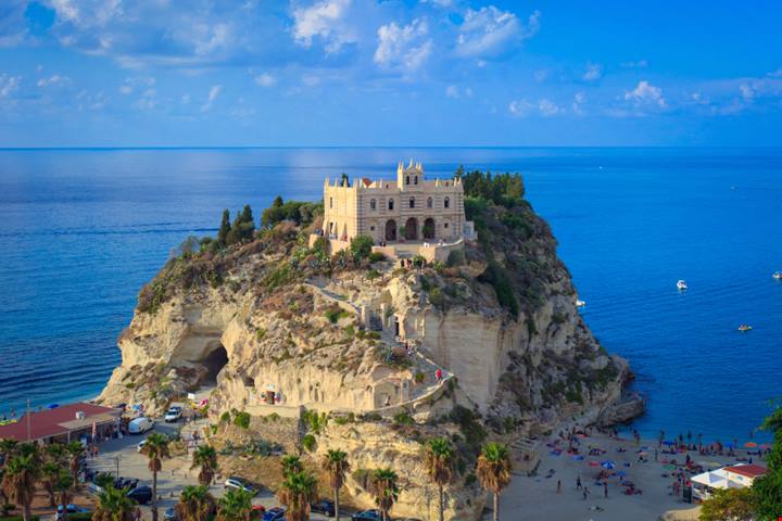 Tra cielo e acqua: i 5 santuari a picco sul mare dove la bellezza del panorama toglie il fiato
