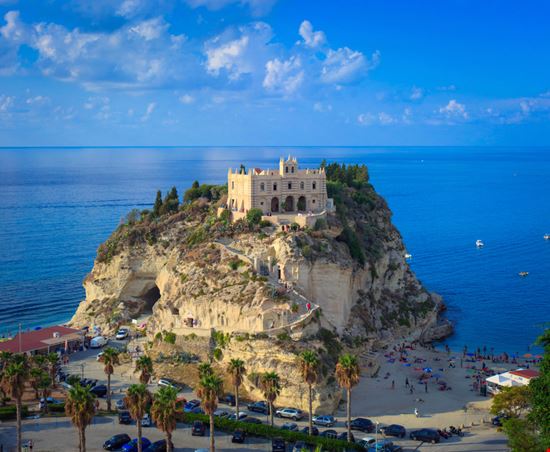 Chiesa di Santa Maria dell'Isola La chiesa vista mare di Tropea PhotoRR / Shutterstock.com 