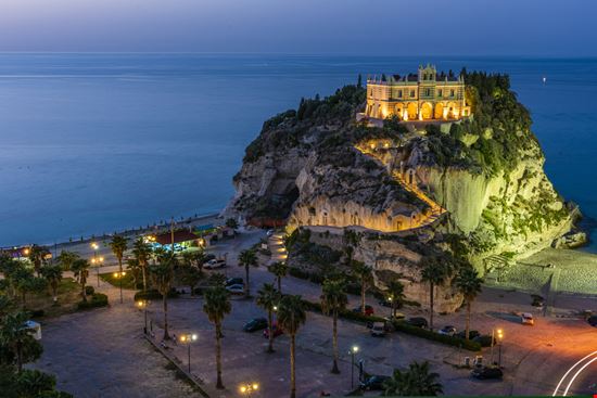 Chiesa di Santa Maria dell'Isola La chiesa vista mare di Tropea Filip Fuxa - Shutterstock.com 