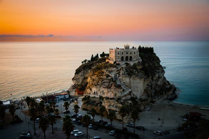 A strapiombo sul mare, è una delle più spettacolari d'Italia: la chiesa che sorge su una isola-non isola è un luogo speciale che ancora custodisce segreti e leggende