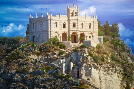 Chiesa di Santa Maria dell'Isola La chiesa vista mare di Tropea PhotoRR / Shutterstock.com 