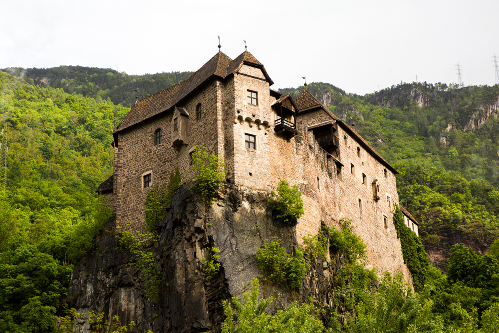 Arrampicato su uno sperone di roccia, è così bello che sembra uscito da una fiaba: ecco qual è l'unico ‘castello illustrato’ dell’Alto Adige