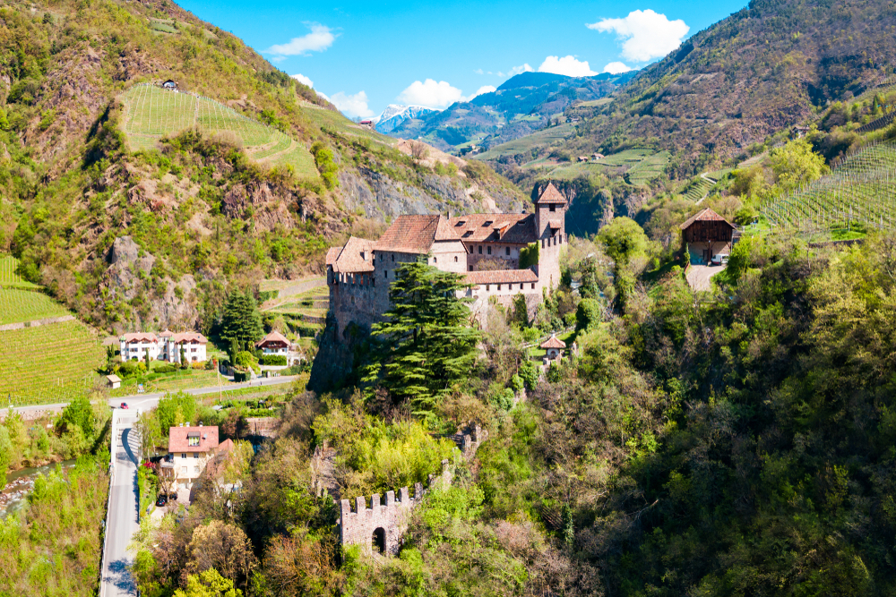 In Alto Adige ci sono 6 castelli incorniciati dalle Alpi che sembrano usciti da una favola alpina