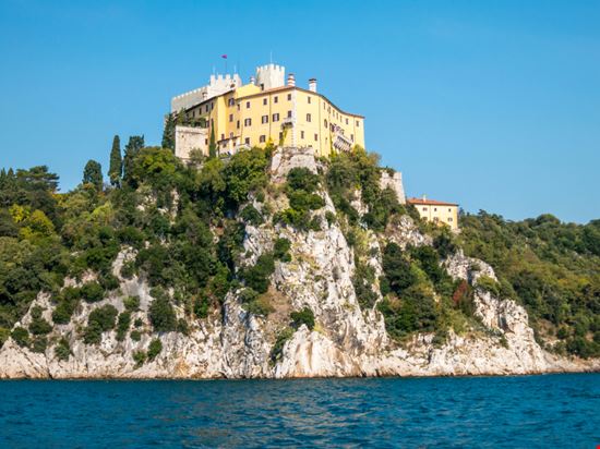 Castello di Duino Viste del castello tommaso lizzul - Shutterstock.com 