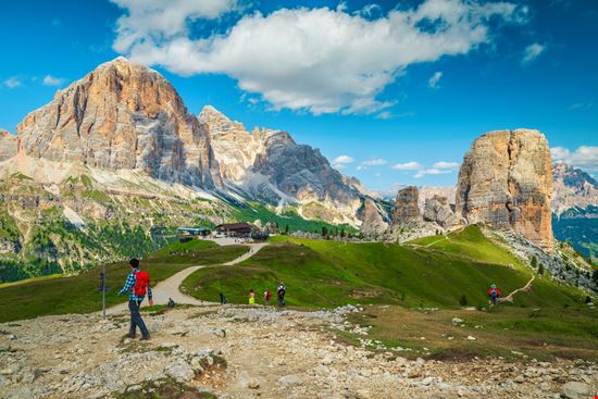 Le Cinque Torri Le cime più inconfondibili delle Dolomiti Gaspar Janos - Shutterstock.com 