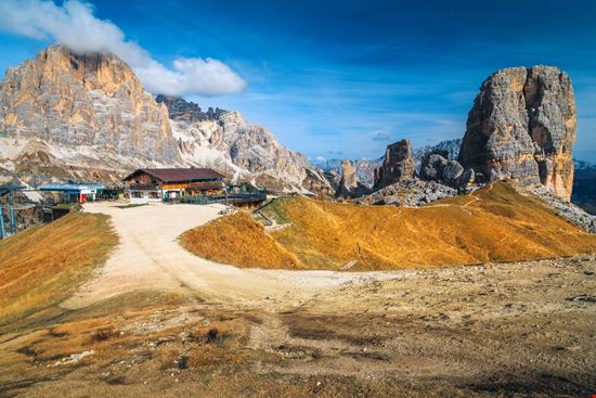 Le Cinque Torri Le cime più inconfondibili delle Dolomiti Gaspar Janos - Shutterstock.com 