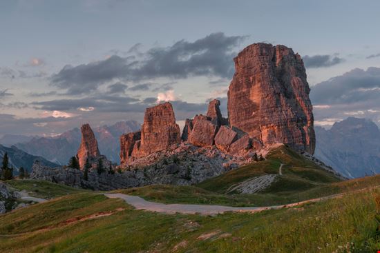 Le Cinque Torri Le cime più inconfondibili delle Dolomiti imageBROKER.com - Shutterstock.com 