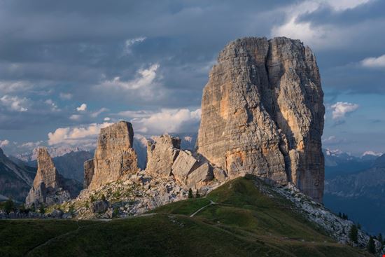 Le Cinque Torri Le cime più inconfondibili delle Dolomiti imageBROKER.com - Shutterstock.com 