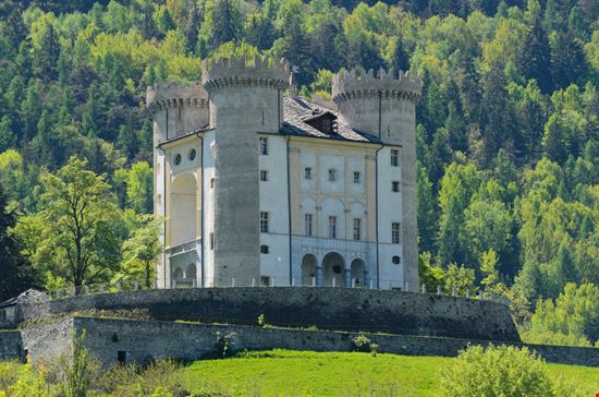 Il Castello di Aymavilles Il Castello di Aymavilles Erick Margarita Images / Shutterstock.com 