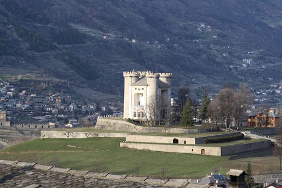 Il Castello di Aymavilles Il Castello di Aymavilles Pix4Pix / Shutterstock.com 