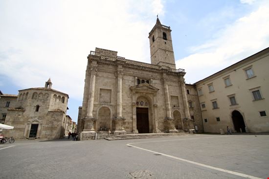 Piazza Arringo Piazza Arringo life_in_a_pixel - Shutterstock.com 