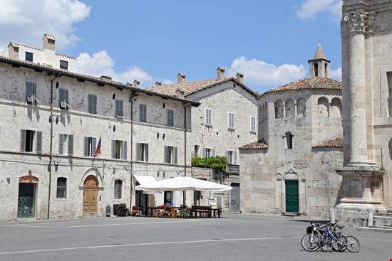 Piazza Arringo Piazza Arringo trotalo / Shutterstock.com 