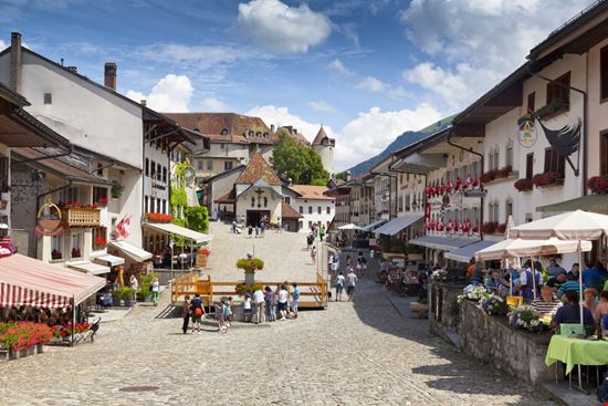 Gruyères Gruyères oleandra / Shutterstock.com 