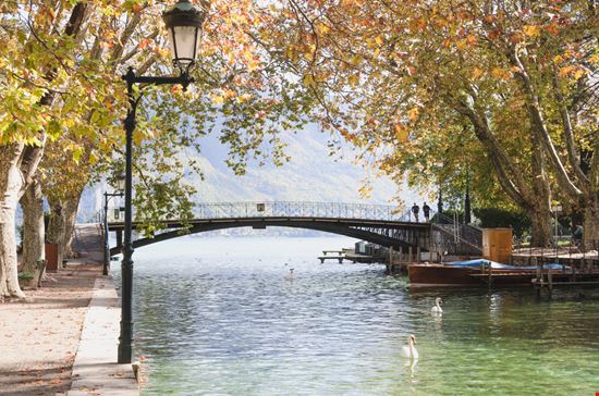 Ponte degli amori Ponte degli amori vallefrias - Shutterstock.com 