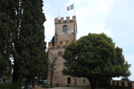 Castello Castello MTravelr / Shutterstock.com 
