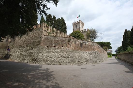 Castello Castello MTravelr / Shutterstock.com 