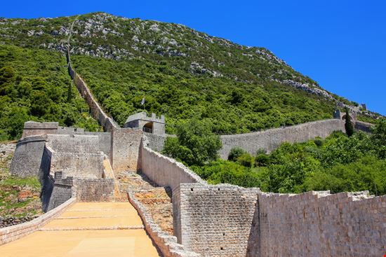 Le mura di Ston Le mura di Ston Don Mammoser - Shutterstock.com 