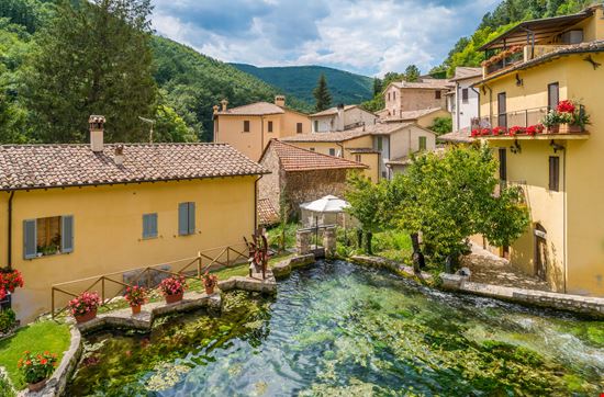 Rasiglia Il borgo dei ruscelli in Umbria stock.adobe.com 