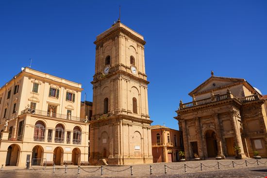 Cattedrale della Madonna del Ponte Cattedrale della Madonna del Ponte Angelo D'Amico - Shutterstock.com 