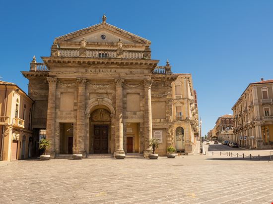Cattedrale della Madonna del Ponte Cattedrale della Madonna del Ponte Angelo D'Amico / Shutterstock.com 