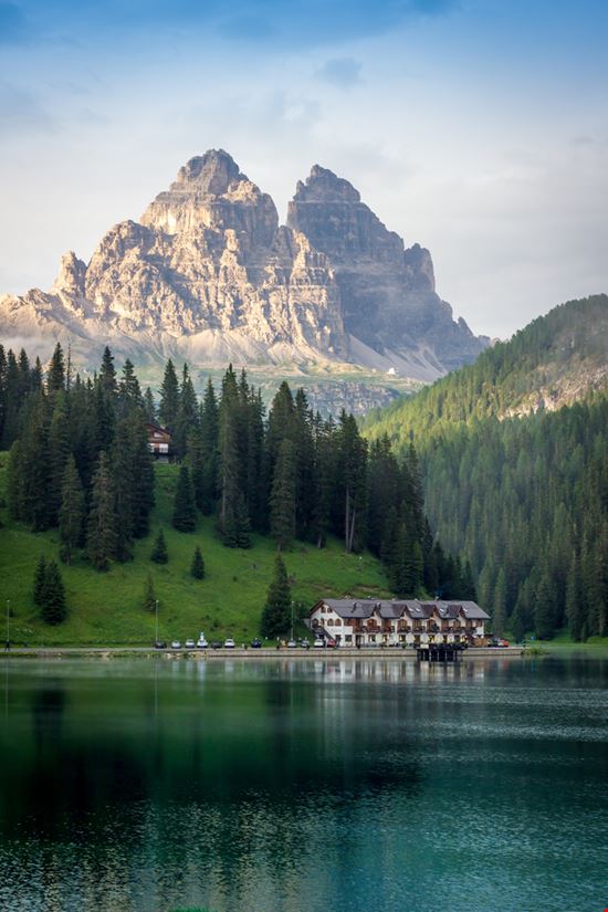 Lago di Misurina Lago di Misurina FPWing - Shutterstock.com 