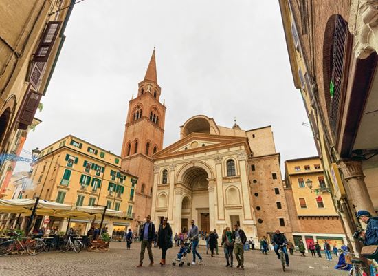 Basilica di Sant'Andrea Basilica di Sant'Andrea Roman Babakin / Shutterstock.com 