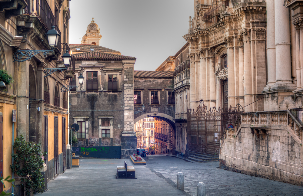 È lunga solo 200 metri e qui ne succedevano di tutti i colori: Via Crociferi è tra le strade più belle d’Italia