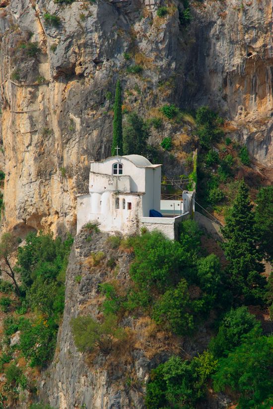 Chiesa di Santa Maria del Bando La chiesa nella roccia di Atrani ollirg - Shutterstock.com 