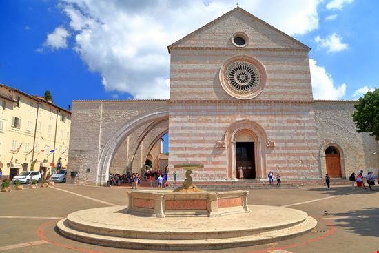 The Basilica of Santa Chiara Assisi Inu - Shutterstock.com 