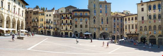 Piazza Grande Piazza Grande Steve Sidepiece / Shutterstock.com 