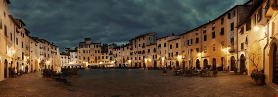 Piazza dell'Anfiteatro Piazza dell'Anfiteatro Songquan Deng - Shutterstock.com 