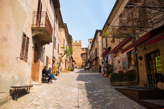 Gradara Gradara Tatiana Dyuvbanova / Shutterstock.com 