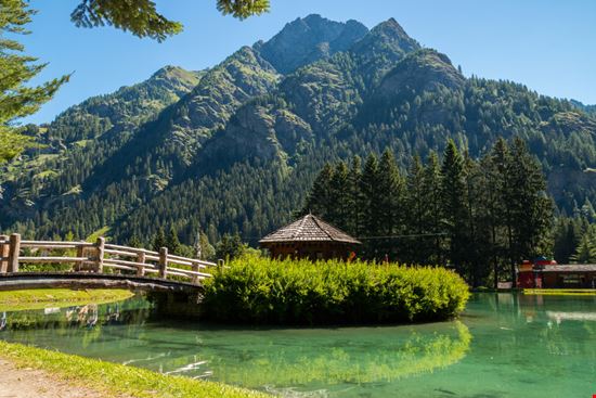 Lago Gover Lago Gover gab90 - Shutterstock.com 
