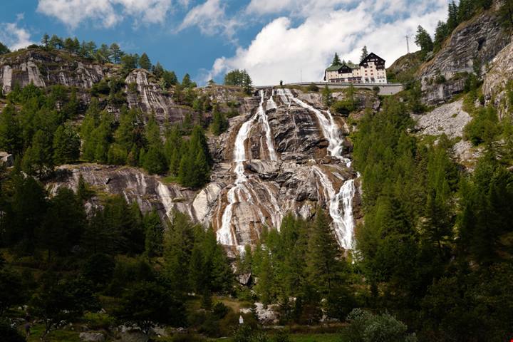 Dall'Umbria all'Alto Adige: viaggio lungo lo Stivale tra le 15 cascate più belle d'Italia
