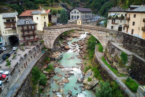 Ponte di pietra Ponte di pietra EfrenGlez - Shutterstock.com 