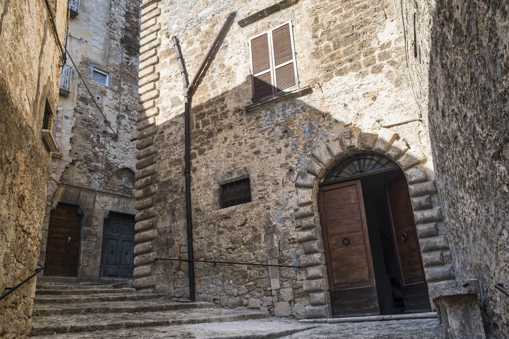Il borgo-fortezza è un gioiello dell'Abruzzo d'altri tempi: da qui in certi giorni vedi anche la Croazia
