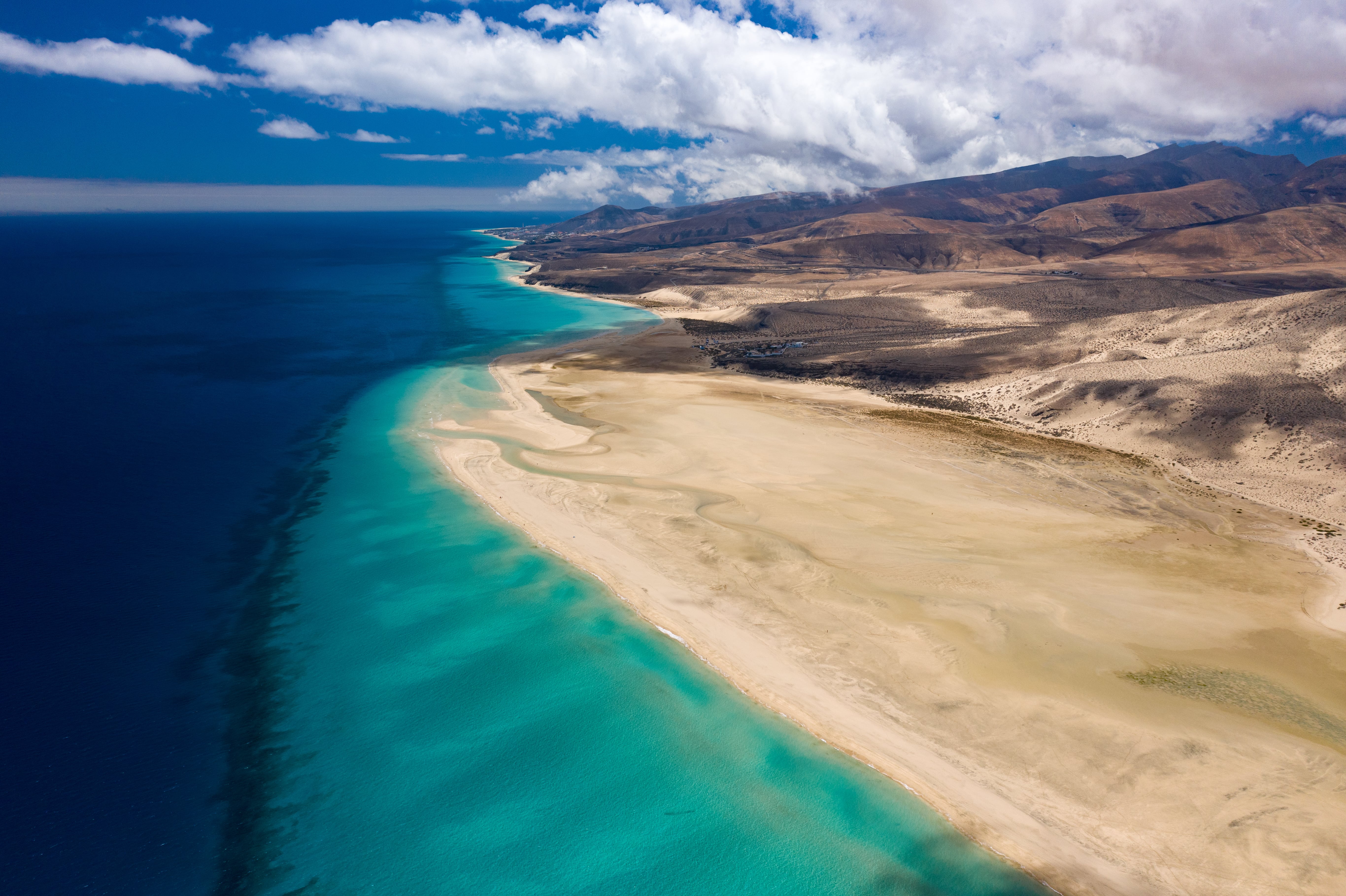 È la spiaggia delle maree che cambia forma e colore di continuo: 9 chilometri, 4 ore di volo dall’Italia e ti trovi nella laguna caraibica d’Europa