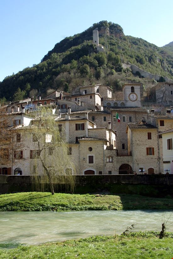 Scheggino Il borgo sul fiume stock.adobe.com 