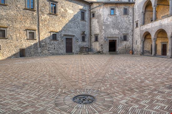 Castello Orsini-Odescalchi Castello Orsini-Odescalchi Stefano Pellicciari / Shutterstock.com 