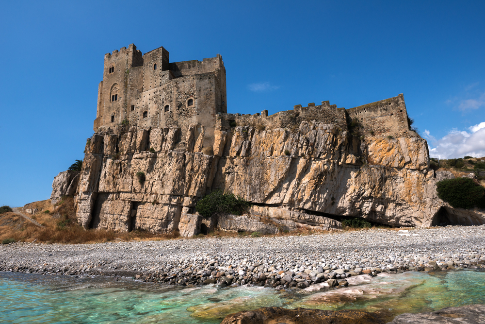 Custodì la Sindone e ancora oggi si vedono simboli misteriosi come la rosa e i gigli dei Templari: non sapevi esistesse, e invece questo castello segreto sul mare è in Calabria