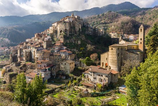 Ceriana Scatti e scorci del borgo Fabio Lotti - Shutterstock.com 