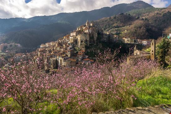 Ceriana Scatti e scorci del borgo Fabio Lotti - Shutterstock.com 