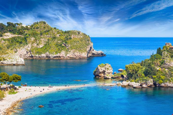 È la perla del Mediterraneo, ed è in Sicilia: la piccola 'isola' della lady inglese è un posto che toglie il fiato
